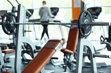 Halter salonunda raf üzerinde