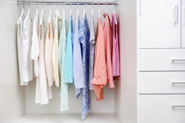 Rafta asılı elbiseleri