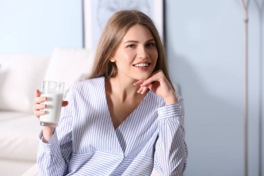 bir bardak süt ile genç kadın