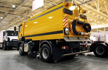 Yollar ve kaldırımlar temizlik için belediye araba