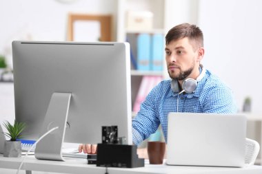 Yakışıklı genç programcı 