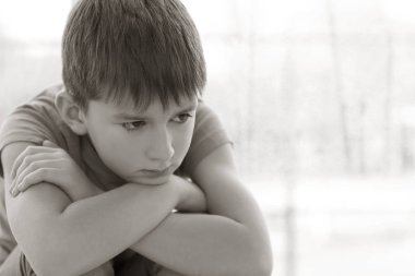 Üzgün küçük çocuk. 