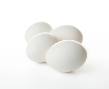 beyaz üzerine çiğ yumurta