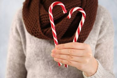 baston şekerler tutan kadın