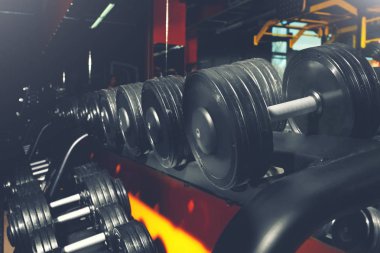 Farklı dumbbells ile raf 