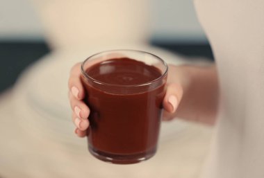 el cam çikolata mousse ile tutarak