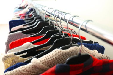 farklı elbise askıları