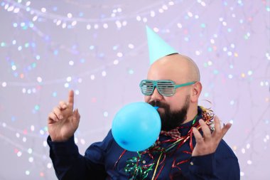 Doğum günü partisinde balon şişirme komik şişman adam