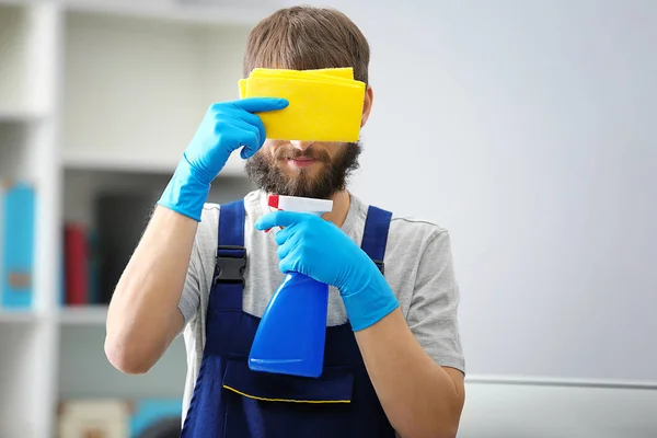 Uomo con prodotti per la pulizia — Foto Stock