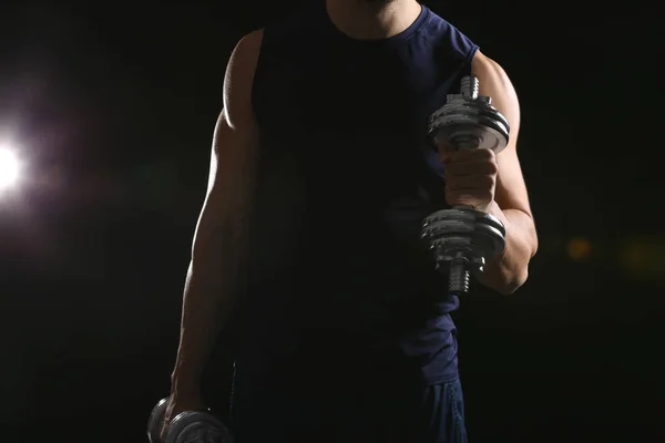 Hombre deportivo haciendo ejercicios — Foto de Stock