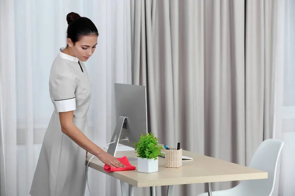 Female chambermaid cleaning — Stock Photo, Image