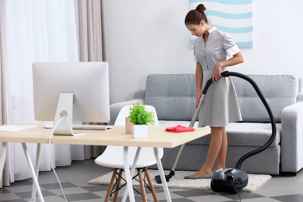 Female chambermaid with vacuum — Stock Photo, Image