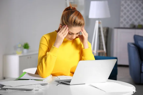 Jeune femme calcul des impôts — Photo