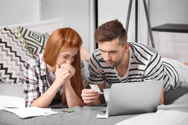 Couple calculant les impôts — Photo