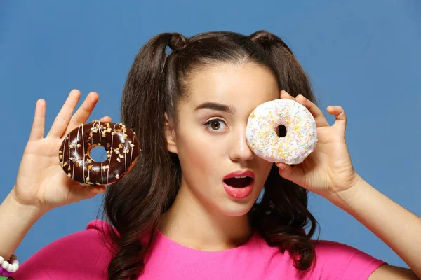 Mulher com saborosos donuts — Fotografia de Stock
