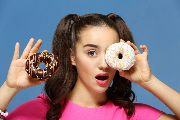 Mujer con sabrosas rosquillas —  Fotos de Stock