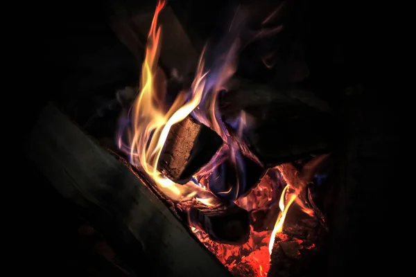 Jasne Płonący kominek — Zdjęcie stockowe