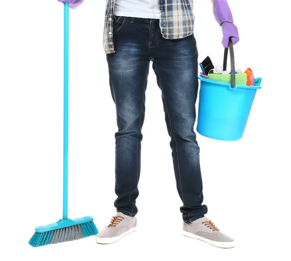 Homem segurando balde com equipamento de limpeza — Fotografia de Stock