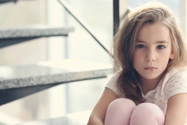 Merdivenlerde, closeup oturan üzgün küçük kız — Stok fotoğraf