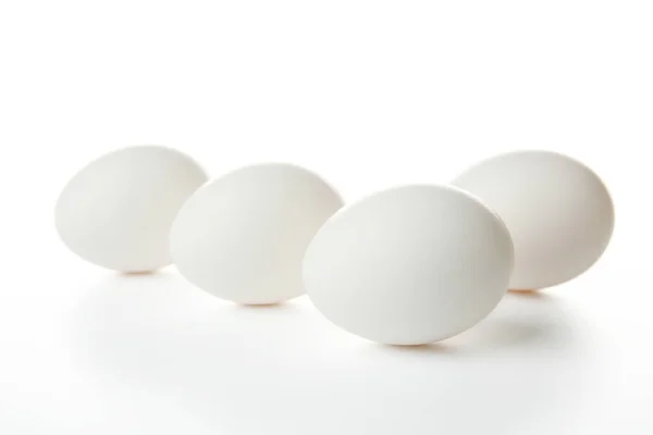 Rauwe eieren op wit — Stockfoto