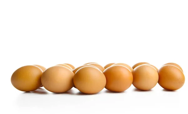 Huevos crudos sobre blanco —  Fotos de Stock