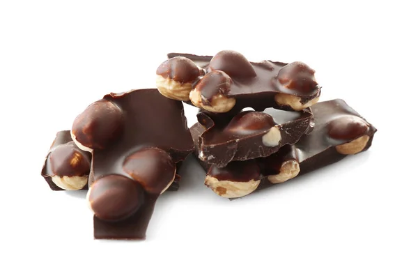 Gebroken chocoladestukjes met hazelnoten — Stockfoto