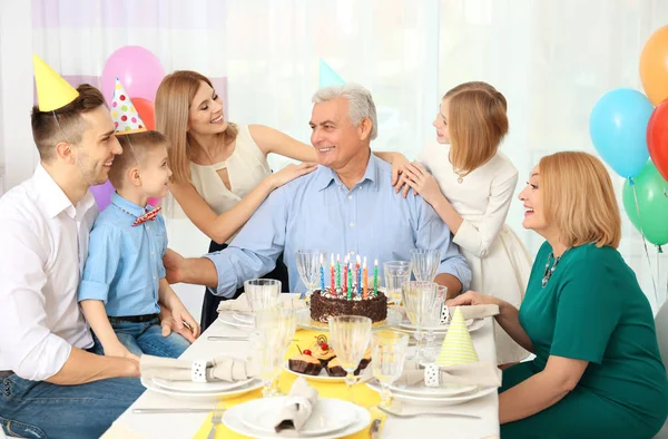 Familie feiert Geburtstag — Stockfoto