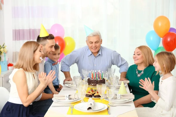 Rodina slaví narozeniny — Stock fotografie
