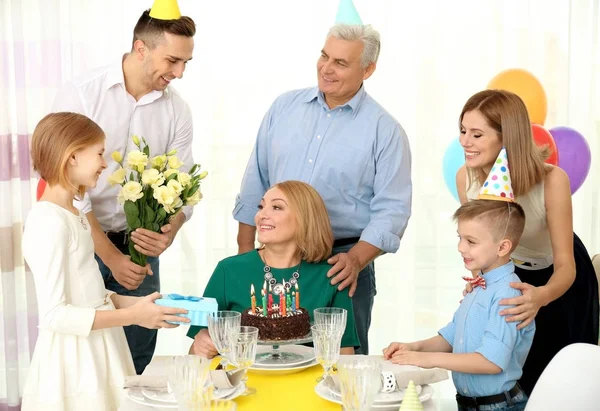 Familia celebrando cumpleaños — Foto de Stock