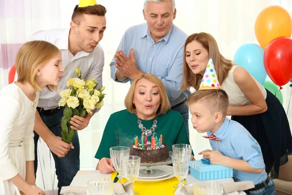 Rodzina świętuje urodziny — Zdjęcie stockowe