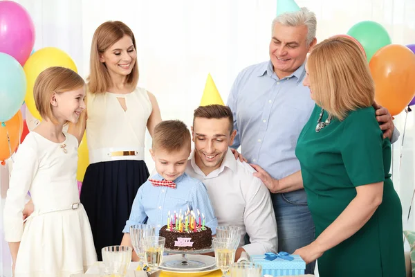 Familia celebrando cumpleaños — Foto de Stock