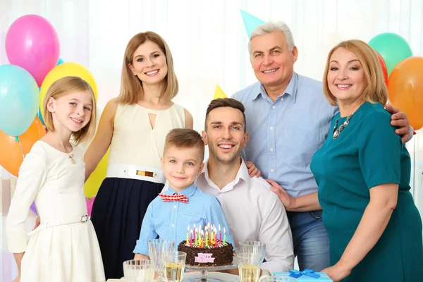 Rodzina świętuje urodziny — Zdjęcie stockowe