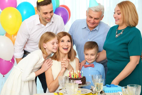 Familia celebrando cumpleaños — Foto de Stock