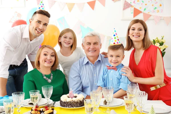 Familia celebrando cumpleaños —  Fotos de Stock
