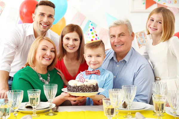 Семья празднует день рождения — стоковое фото