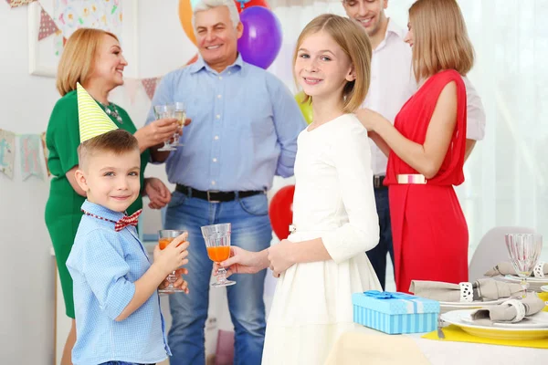 Familia celebrando cumpleaños —  Fotos de Stock