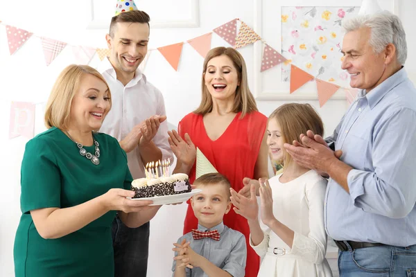 Familie viert verjaardag — Stockfoto