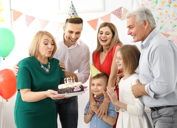 Сім'я відзначає день народження — стокове фото
