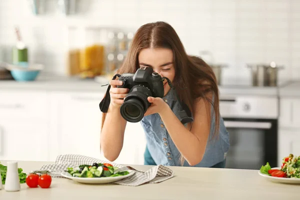 Femme photographiant nourriture — Photo