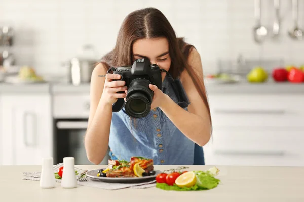 Žena, Fotografování potravin — Stock fotografie