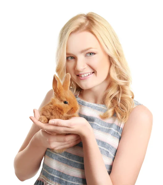 Piękna dziewczyna trzyma mały królik na białym tle — Zdjęcie stockowe