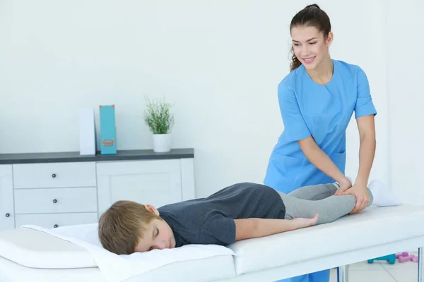 Physiotherapist Working Patient Clinic — Stock Photo, Image