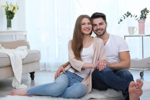 Bonito jovem casal juntos — Fotografia de Stock