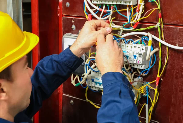 Electrician connecting wires in distribution board — Stock Photo, Image