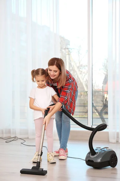 Žena a dcera vysávání podlahy — Stock fotografie