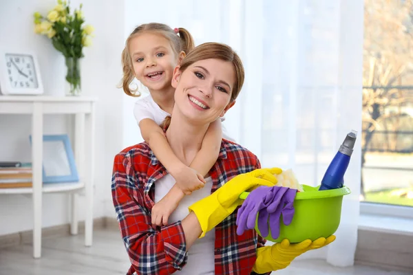 Fille et mère avec des fournitures de nettoyage — Photo