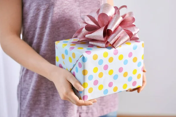 Vrouwelijke handen met doos van de gift — Stockfoto