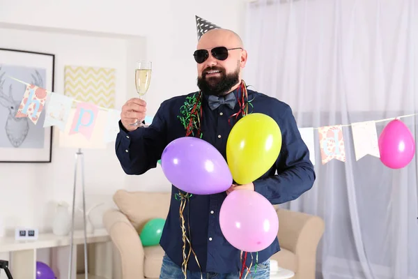 Legrační tlustý muž slaví narozeniny doma — Stock fotografie