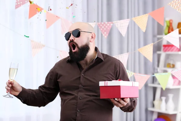 Komik şişman adam evde doğum günü kutluyor — Stok fotoğraf