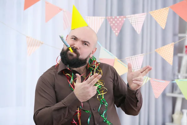 Engraçado gordo celebrando aniversário em casa — Fotografia de Stock